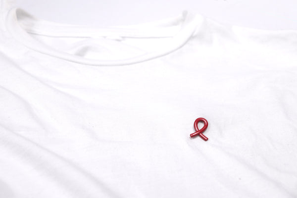 Vue Recadrée De Femme En T-shirt Blanc Avec Ruban Rouge Sida, Isolé Sur  Blanc Banque D'Images et Photos Libres De Droits. Image 91450323